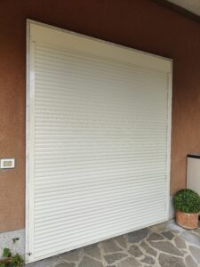 tapparella con mini cassonetto montato in luce, motorizzata