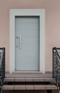ingresso con scalini e porta blindata da esterno